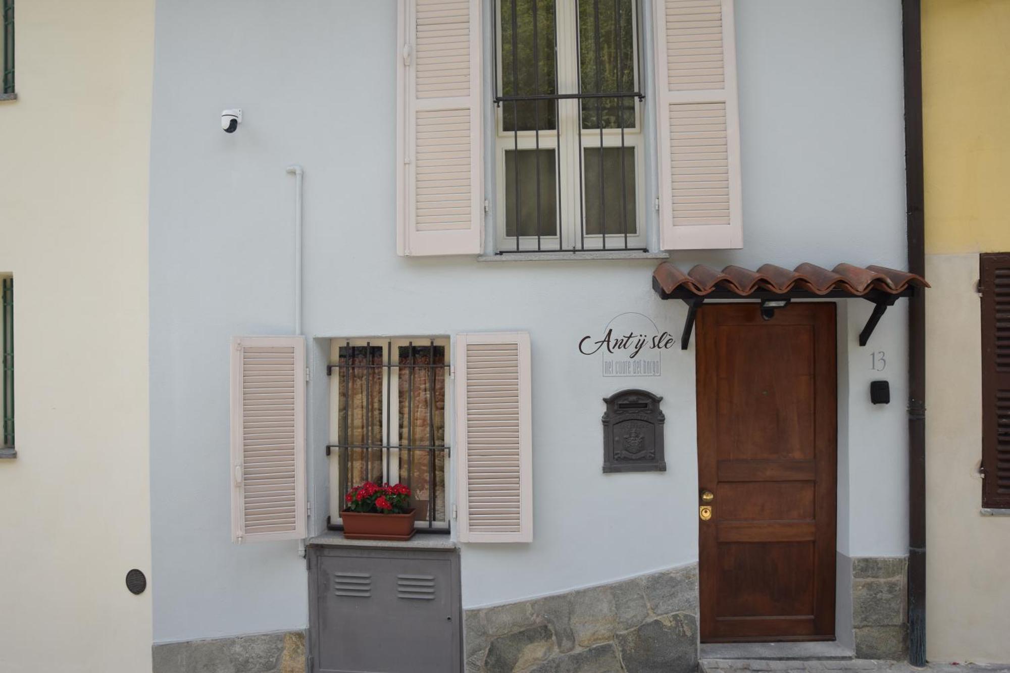An Tij Sle - Nel Cuore Del Borgo Guarene Exteriör bild