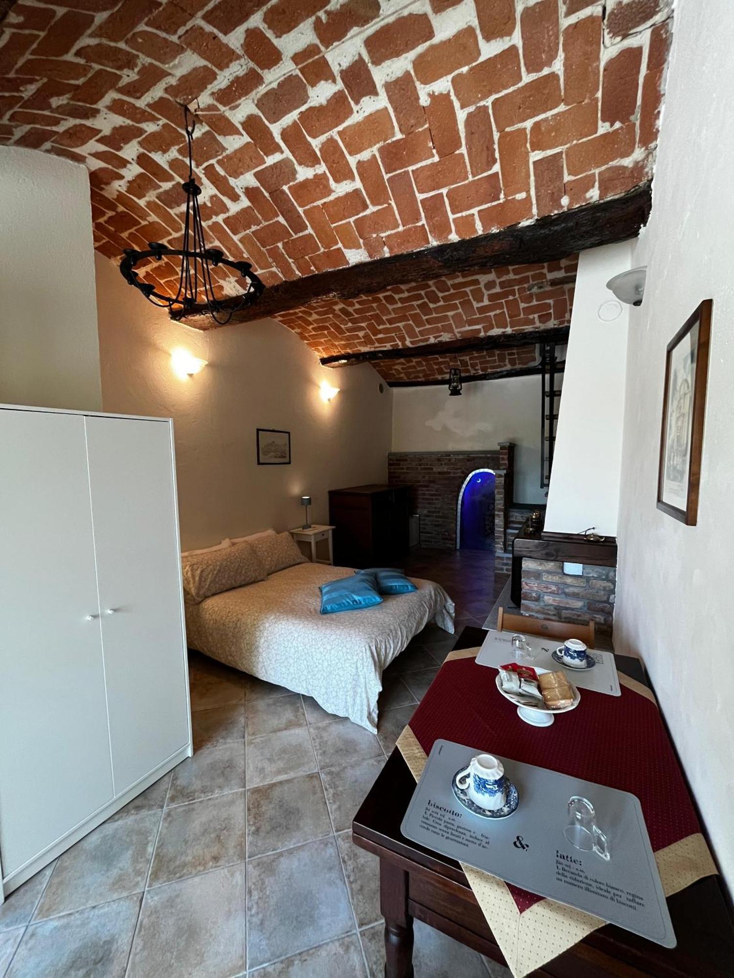 An Tij Sle - Nel Cuore Del Borgo Guarene Exteriör bild