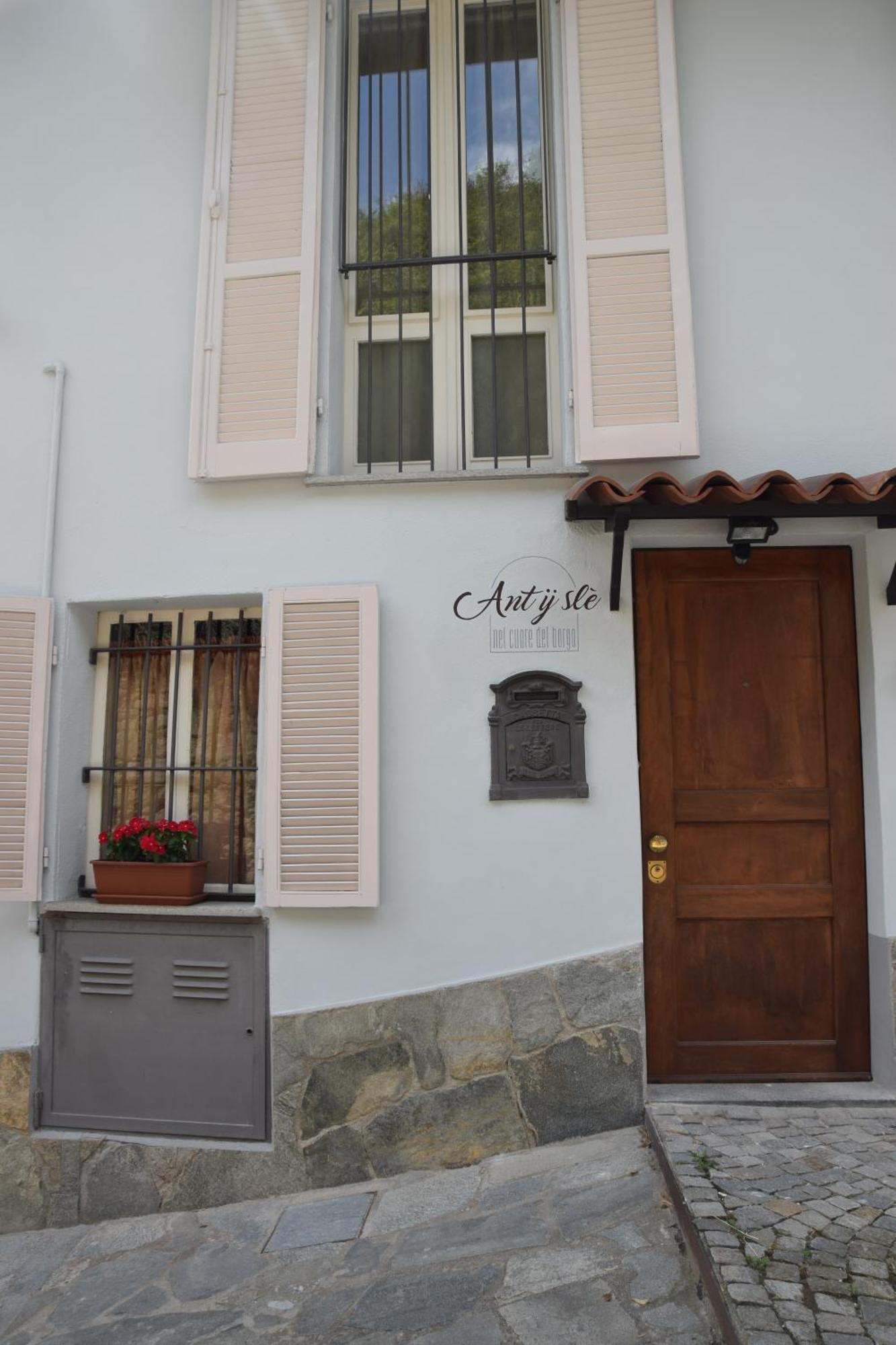 An Tij Sle - Nel Cuore Del Borgo Guarene Exteriör bild