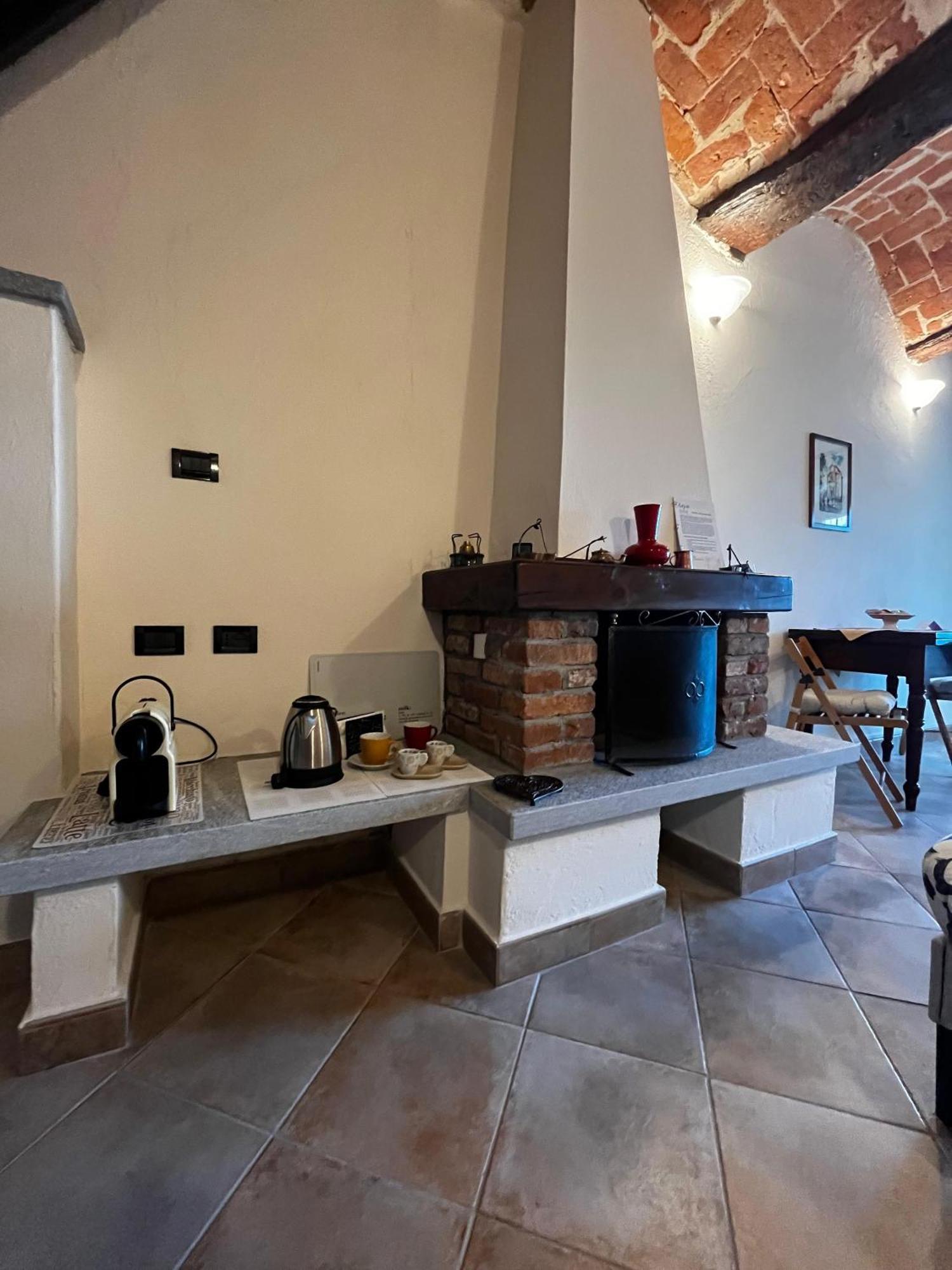 An Tij Sle - Nel Cuore Del Borgo Guarene Exteriör bild