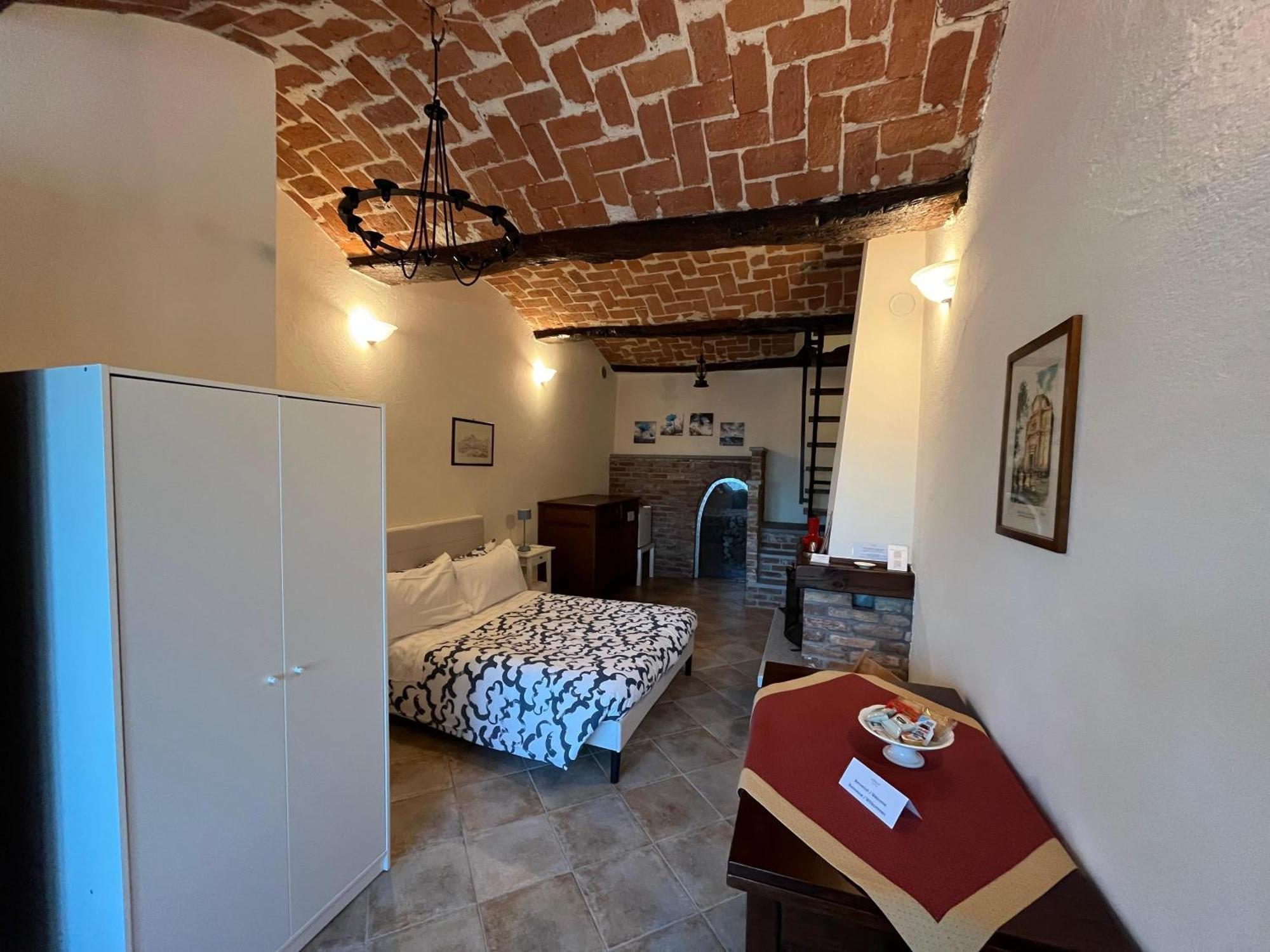 An Tij Sle - Nel Cuore Del Borgo Guarene Exteriör bild